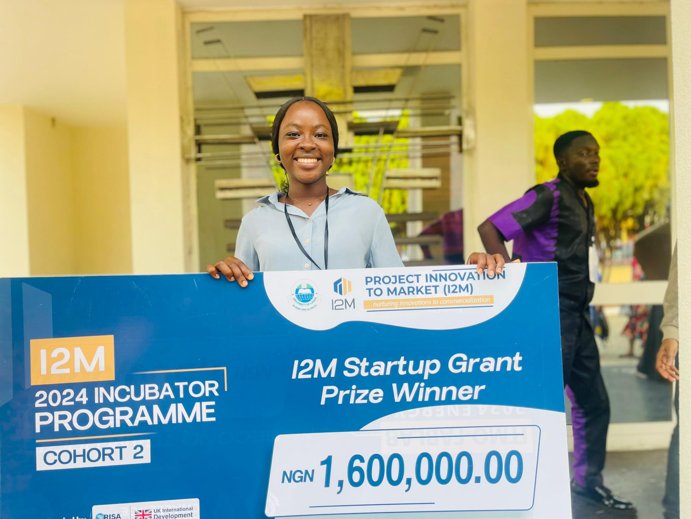 Eniola Adeleke with award