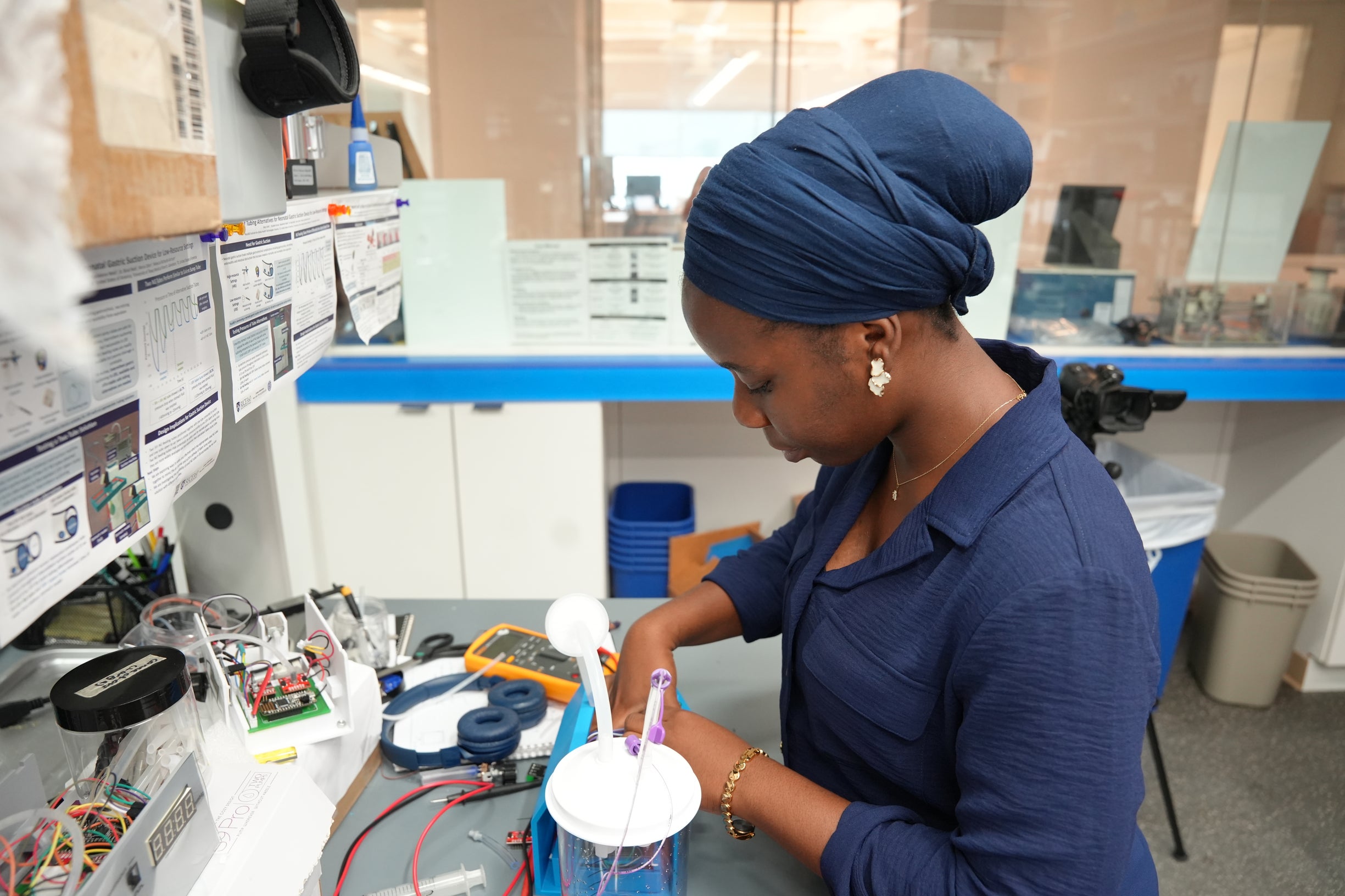 Picture of Yusirat working in R360 lab